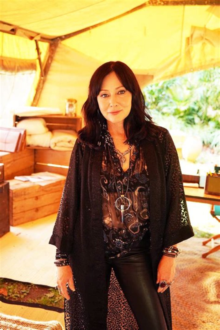 Shannen Doherty Shares Raw & Real Photos For Breast Cancer Awareness – Hollywood Life