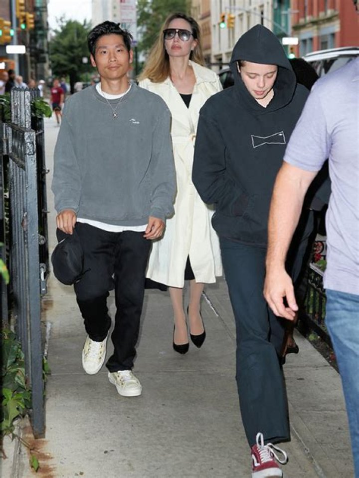 Shiloh Jolie Pitt Is Taller Than Zahara, Pax, & Angelina Jolie: Photos – Hollywood Life