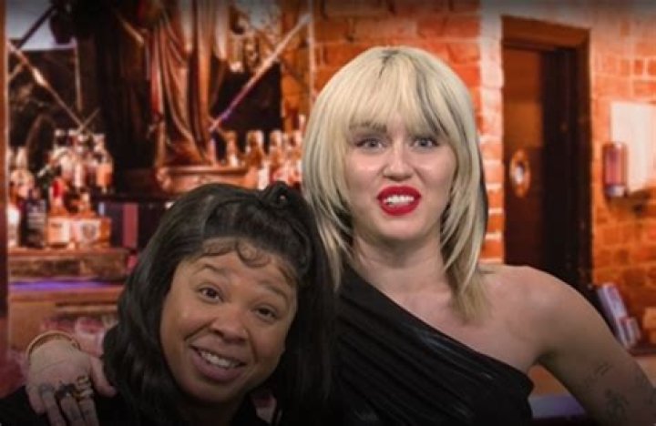 Miley Cyrus On Bad Christmas Card Sketch — Watch – Hollywood Life