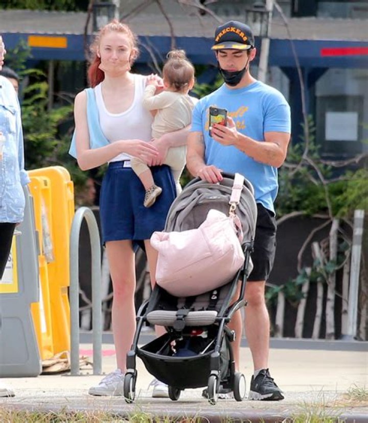 Sophie Turner Laughs & Plays With Daughter Willa, 1, At Lunch In NYC – Photo