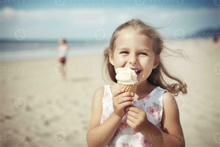 Stars Eating Ice Cream In Bikinis — SEE PICS