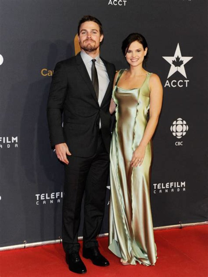 Stephen Amell Baby — Wife Cassandra Jean Pregnant With First Child – Hollywood Life