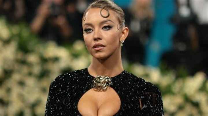 Goes From Gown To Mini Dress – Hollywood Life