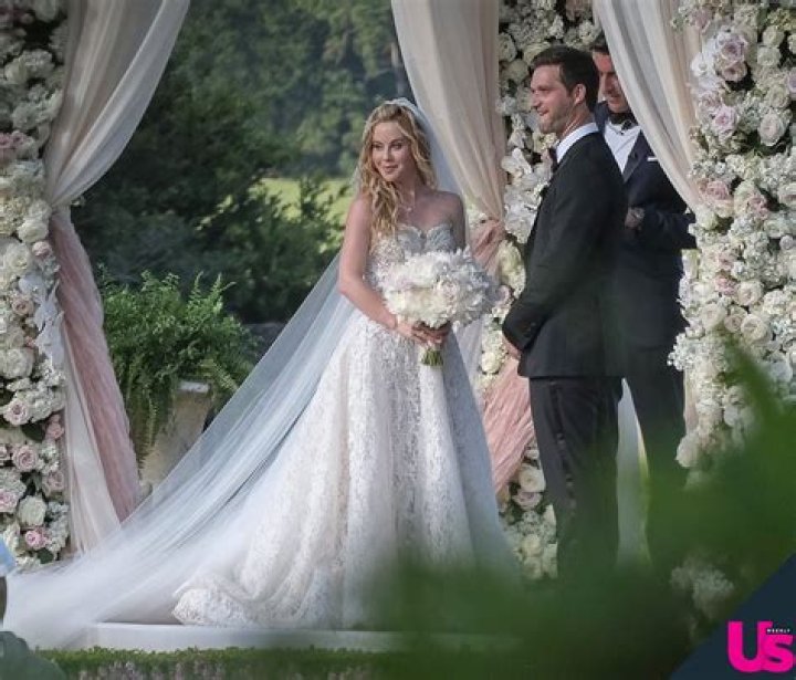 Tara Lipinski Reveals Wedding Dress Details & More – Hollywood Life