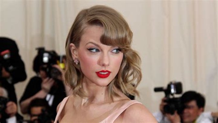 She Wears A Braid & Fans Freak – Hollywood Life