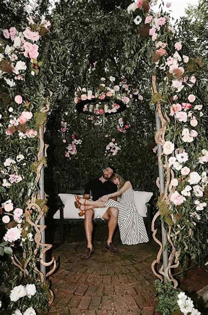 Taylor Swift Receives Many Flowers at NYC Apartment on 34th Birthday – Hollywood Life