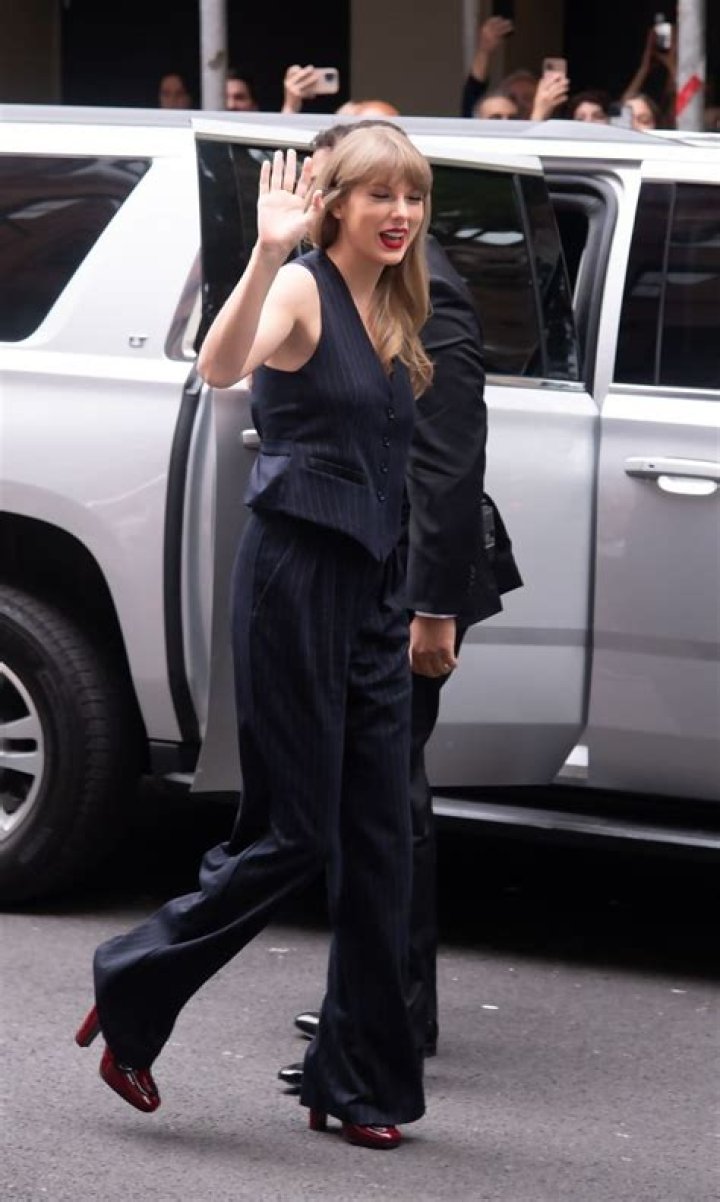 Taylor Swift Rocks Pinstripe Vest & Pants At Tribeca Film Festival – Hollywood Life