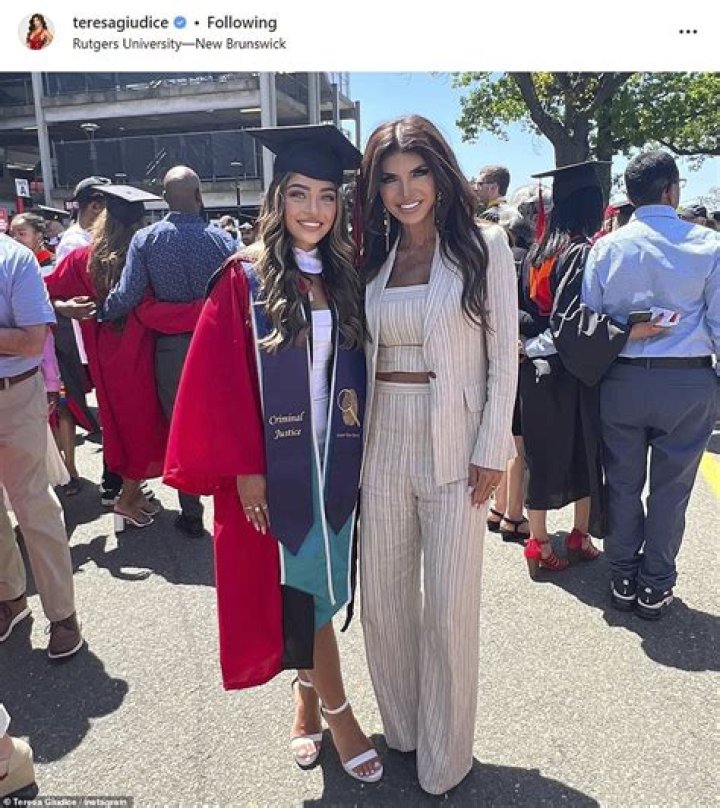 Teresa Giudice Has ‘Mixed Emotions After Dropping Gia Off At College – Hollywood Life