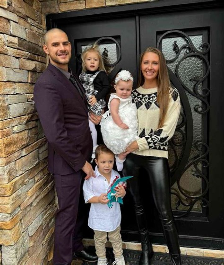 Jenna & Zach Fight In New ‘Total Madness’ Trailer – Hollywood Life