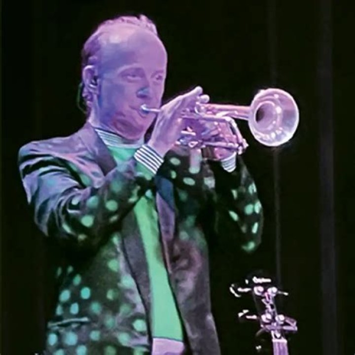 Wendy Moten Trips & Falls During Live Show – Hollywood Life