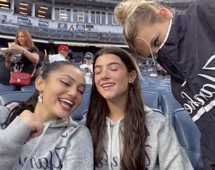 TikTok’s Madi Monroe Talks Friendship With Charli D’Amelio & Avani – Hollywood Life