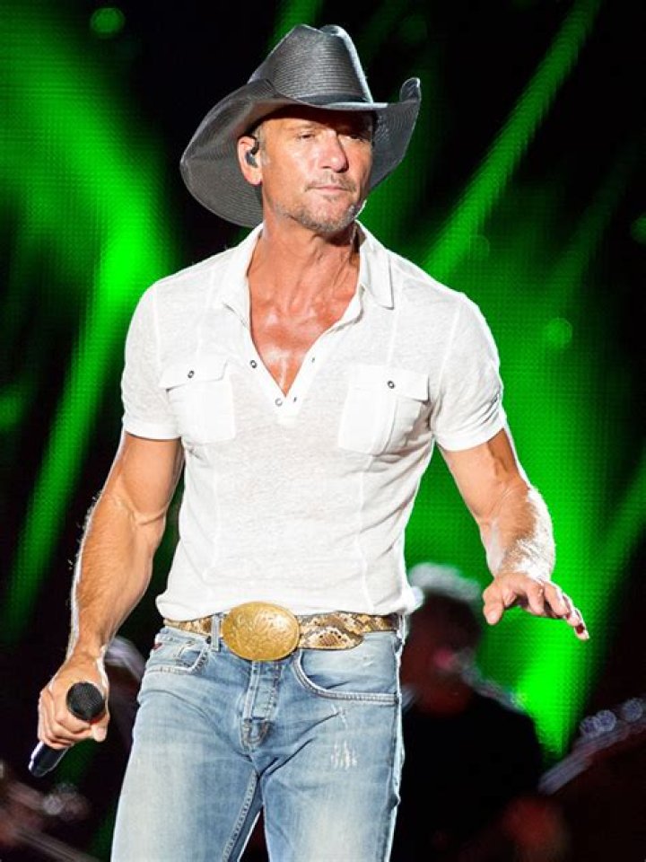 Tim McGraw Wears Dad Tug’s Jersey At World Series Game: Watch – Hollywood Life