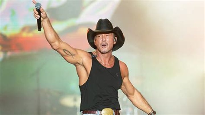 Tim McGraw Falls While Performing Onstage In Arizona: Watch