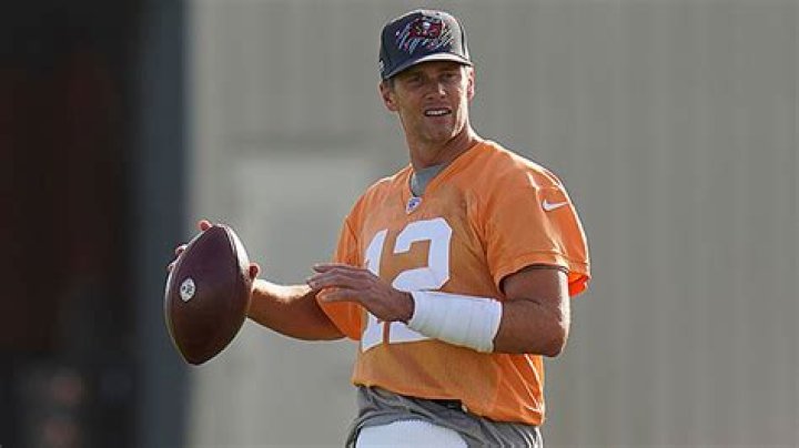 Tom Brady Could Retire In Middle Of NFL Season If He Wants, Former Bucs QB Chris Simms Claims