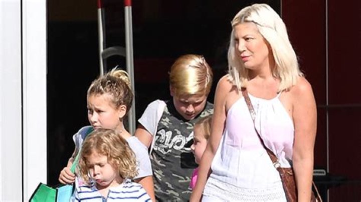 Tori Spelling & Kids Arrive At Friend’s House With Belongings After Dean Announces Divorce