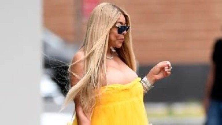 Looks Sexy In Poufy, Ruffled Gown – Hollywood Life