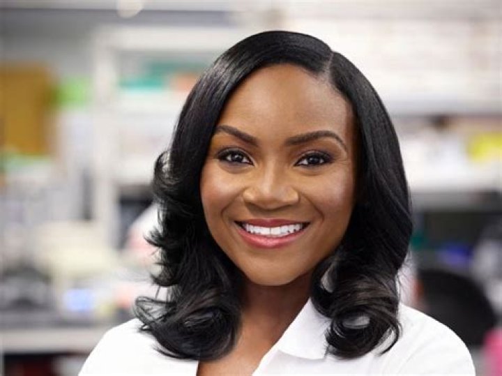 Who Is Dr. Kizzmekia Corbett? 5 Facts About Leading COVID-19 Expert – Hollywood Life