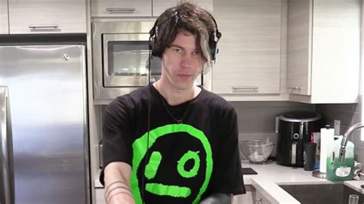 5 Things About Techno DJ I_O Dead At 30 – Hollywood Life