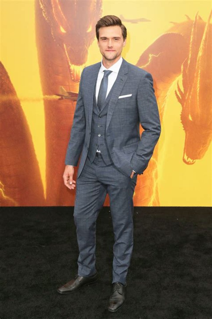 ‘The Flash’ Actor Fired For Past Tweets – Hollywood Life