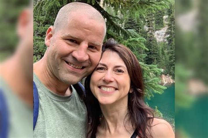 Who Is MacKenzie Scott? 5 Things About Jeff Bezos’s Ex-Wife – Hollywood Life