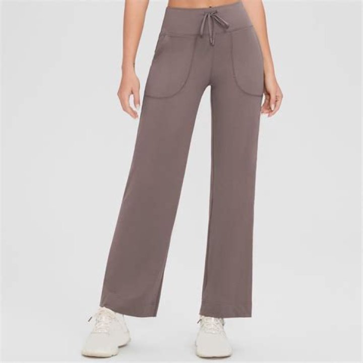 Finally! Yoga Pants You Can Wear To The Office – Hollywood Life