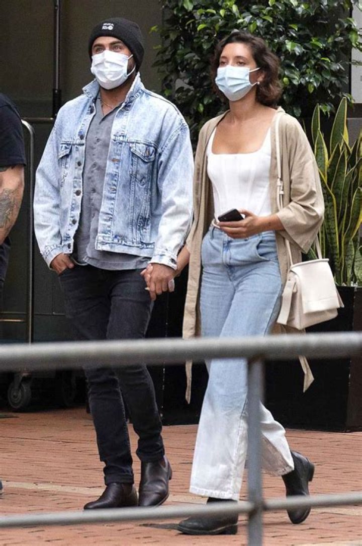 Zac Efron & Girlfriend Vanessa Valladares Prove They’re Still Together After Flying Into Sydney Together