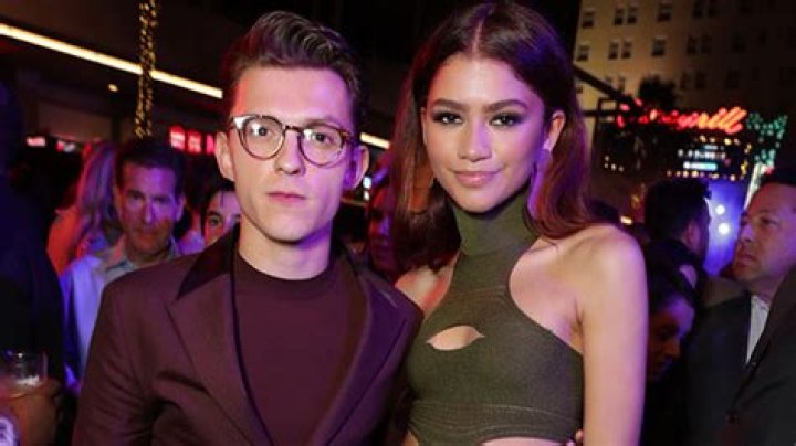 Zendaya & Tom Holland Hold Hands & Grab Coffee In London: Photos – Hollywood Life